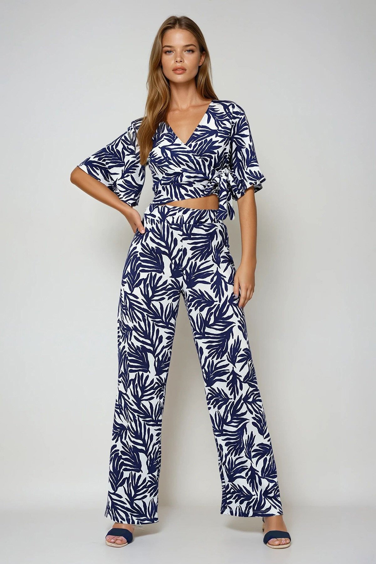 Lacivert Beyaz Kruvaze Yaka Bağlama Detaylı Bürümcük Crop Bluz Ve Pantolon Takım
