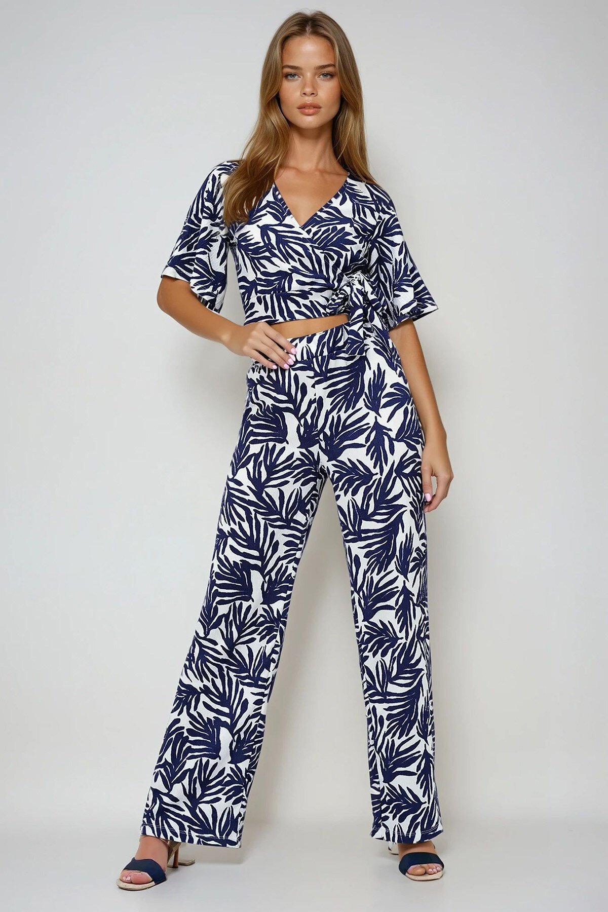 Lacivert Beyaz Kruvaze Yaka Bağlama Detaylı Bürümcük Crop Bluz Ve Pantolon Takım