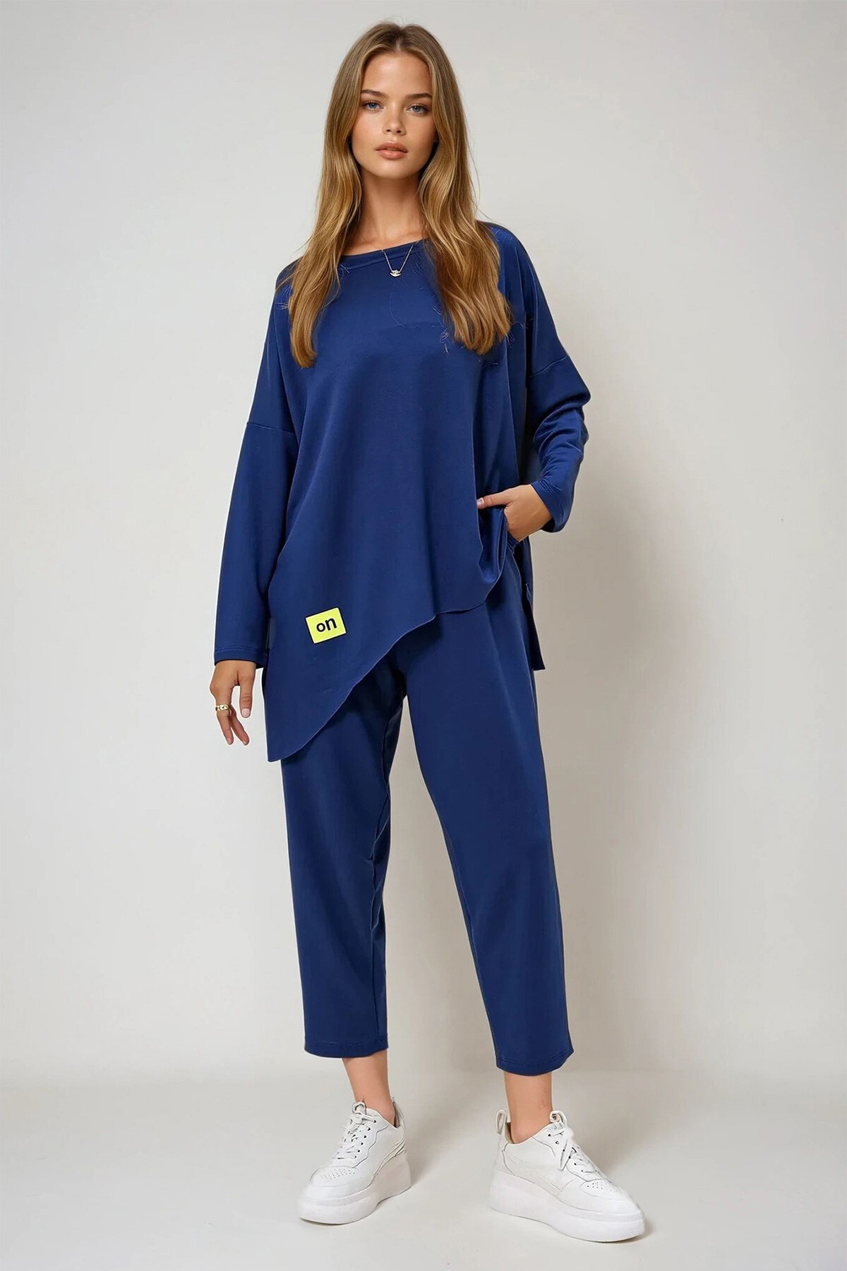 Lacivert Bisiklet Yaka Asimetrik Kesim Arma Detaylı Oversize Sweatshırt Ve Pantolon Takım