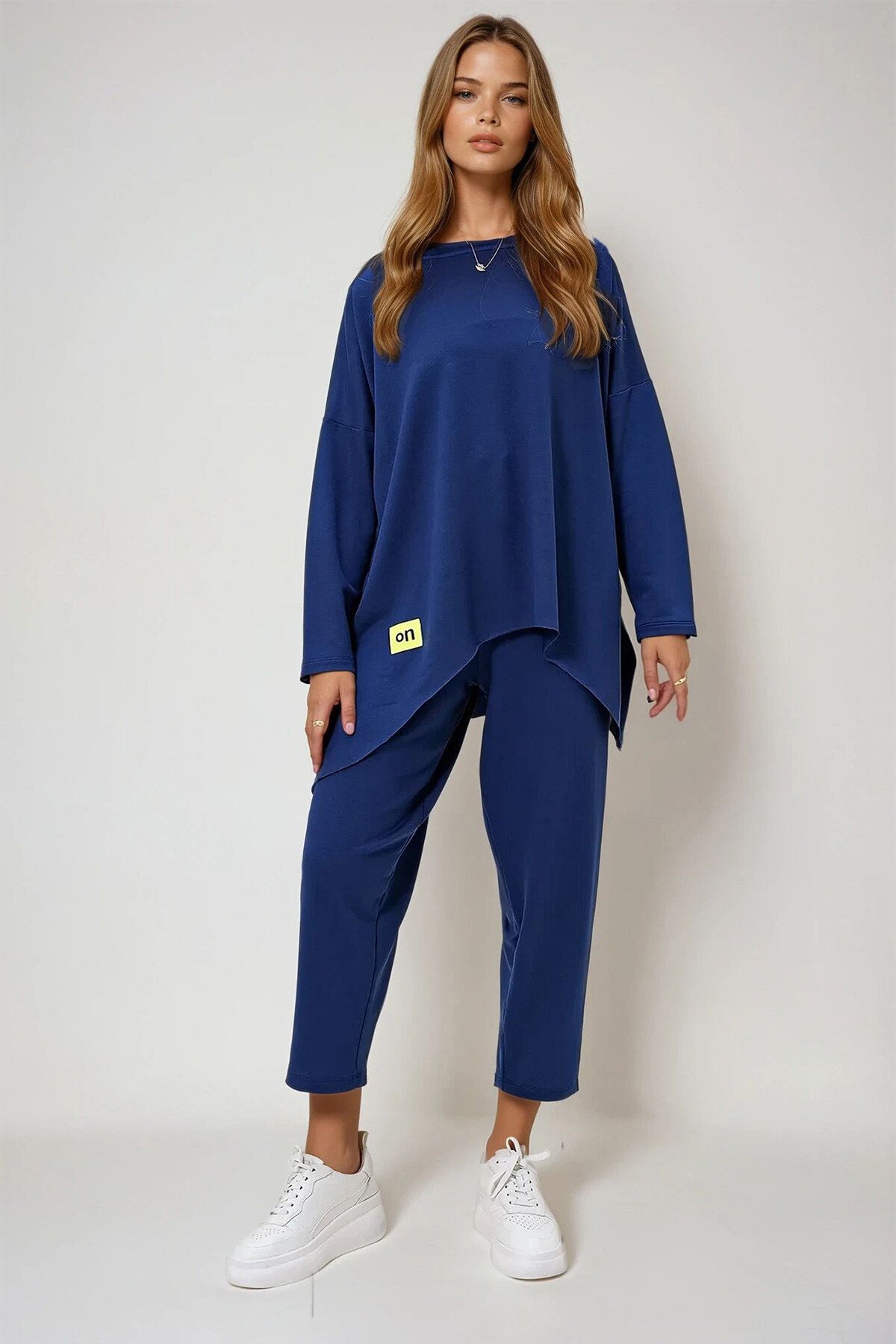 Lacivert Bisiklet Yaka Asimetrik Kesim Arma Detaylı Oversize Sweatshırt Ve Pantolon Takım