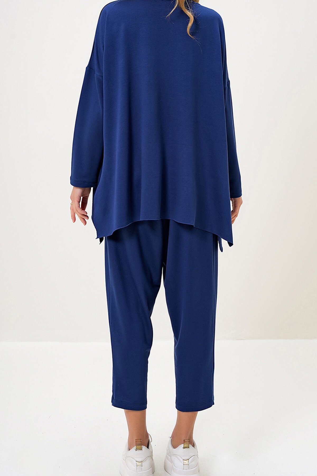 Lacivert Bisiklet Yaka Asimetrik Kesim Arma Detaylı Oversize Sweatshırt Ve Pantolon Takım