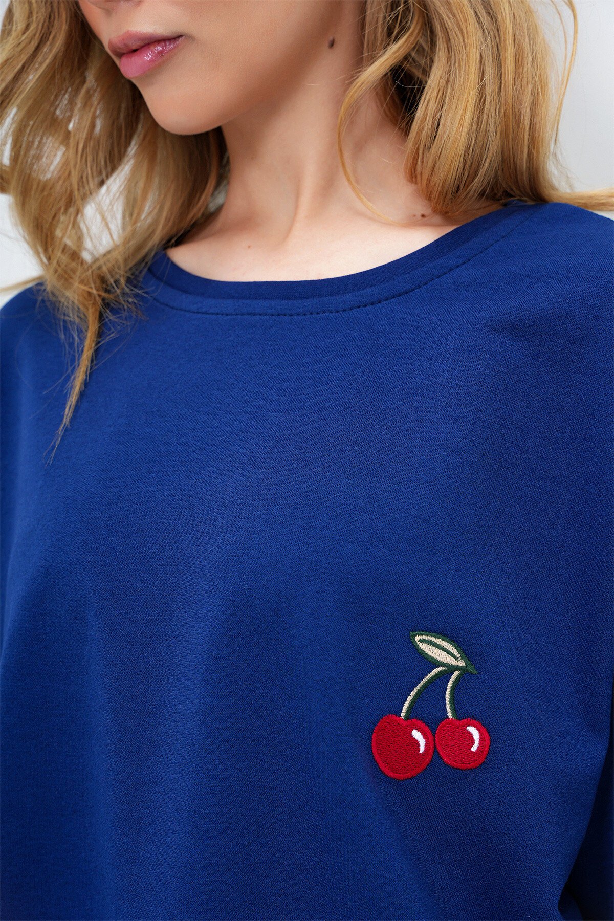 Lacivert Bisiklet Yaka Kiraz Nakışlı İki İplik Oversize T Shırt