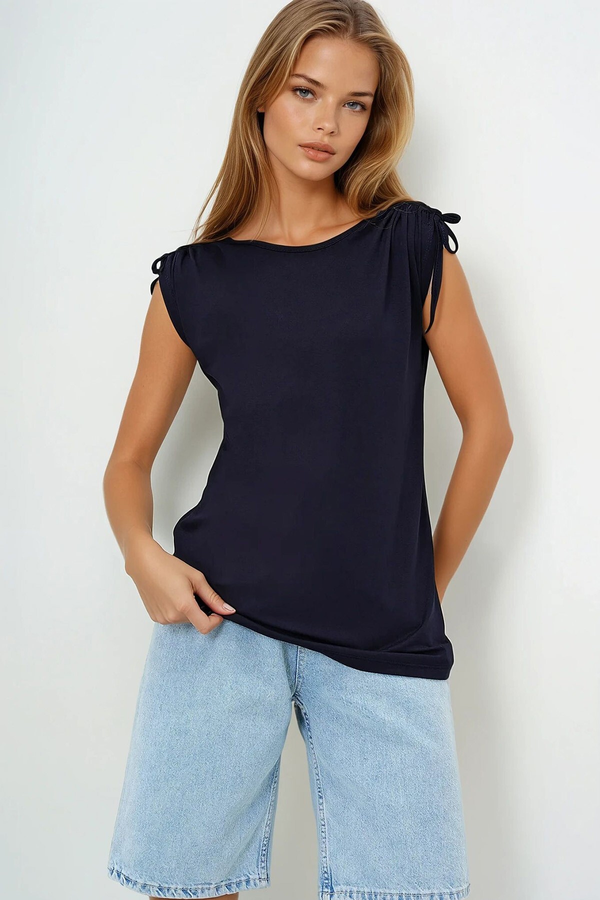 Lacivert Bisiklet Yaka Sıfır Kol Omuzları Büzgülü T Shırt