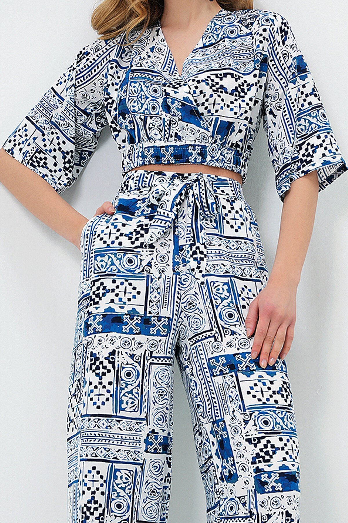 Lacivert Etnik Desenli Kruvaze Yaka Dokuma Crop Bluz Ve Çift Cepli Pantolon Takım