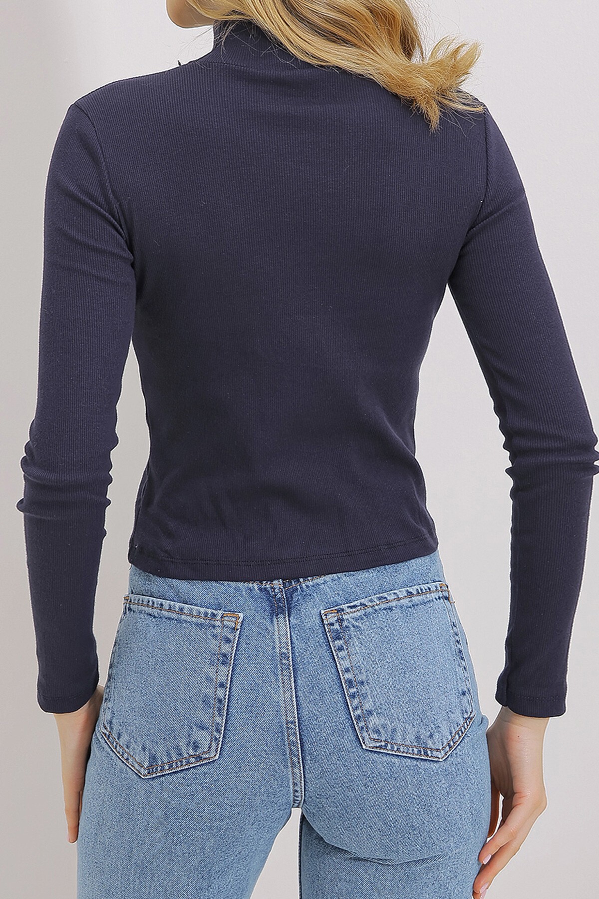 Lacivert Yarım Balıkçı Yaka Out Cut Kesimli Boncuk İşlemeli Bluz