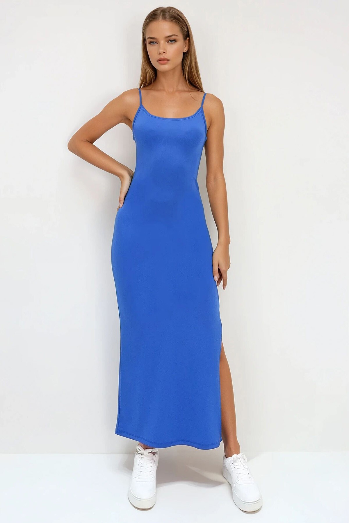 Mavi Askılı Sırt Dekolteli  Yırtmaçlı Örme Krep Elbise