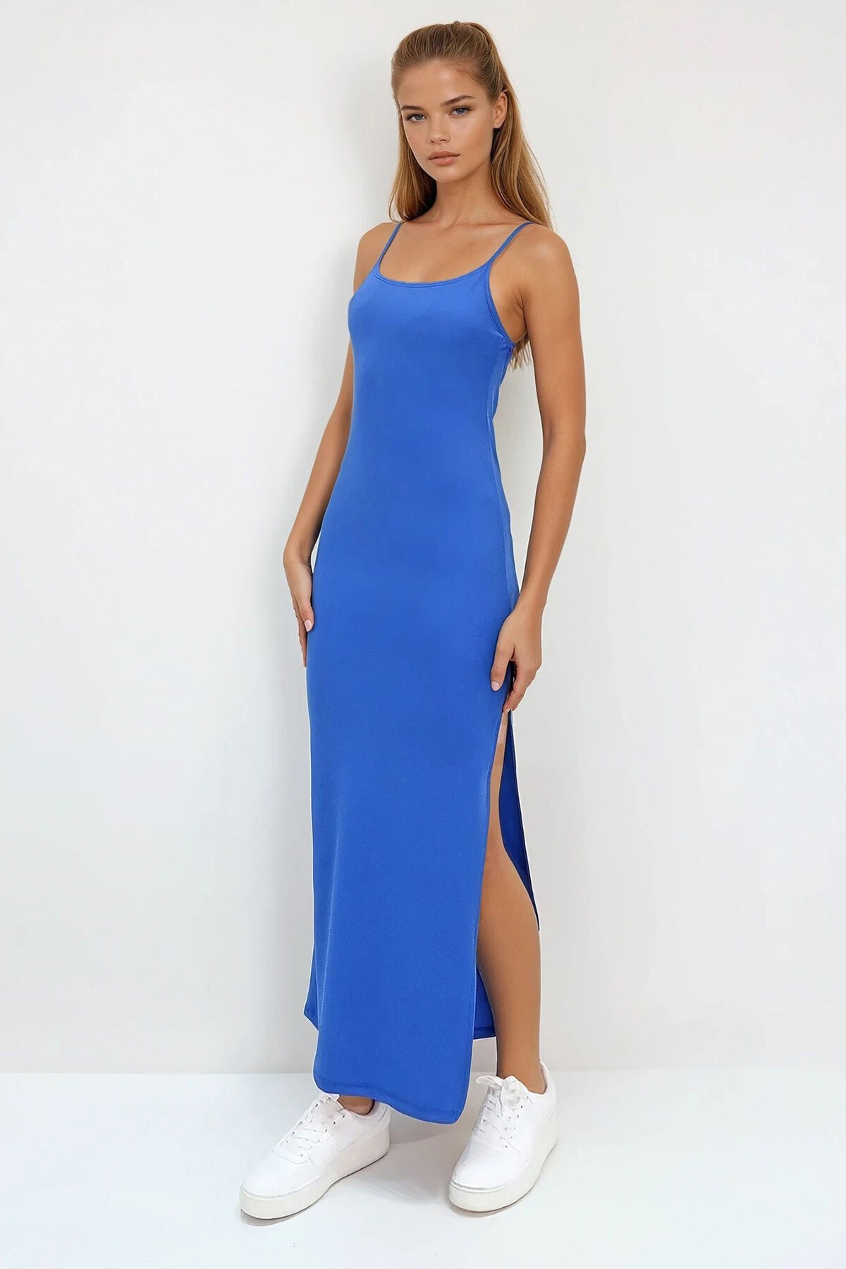 Mavi Askılı Sırt Dekolteli  Yırtmaçlı Örme Krep Elbise