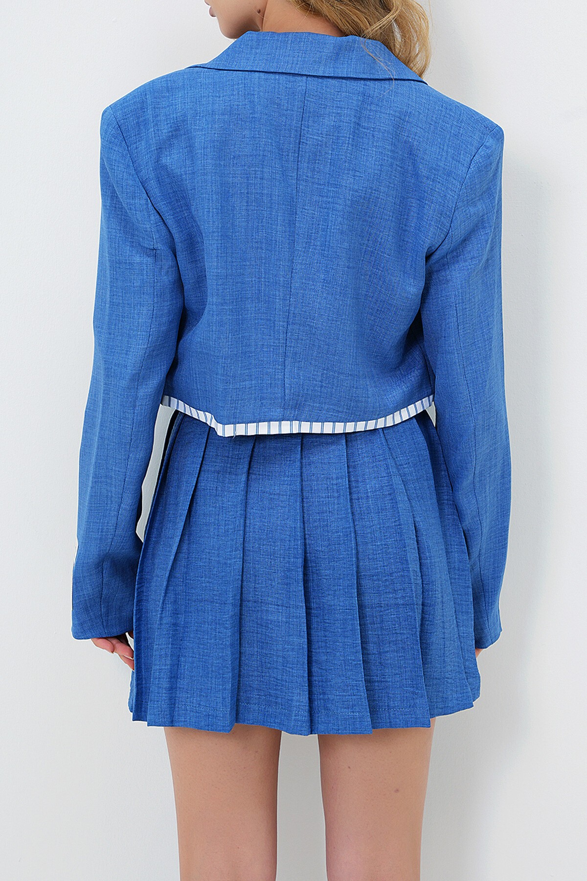 Mavi Astarlı Tek Düğme Crop Ceket Ve Pileli Şort Etek Takım
