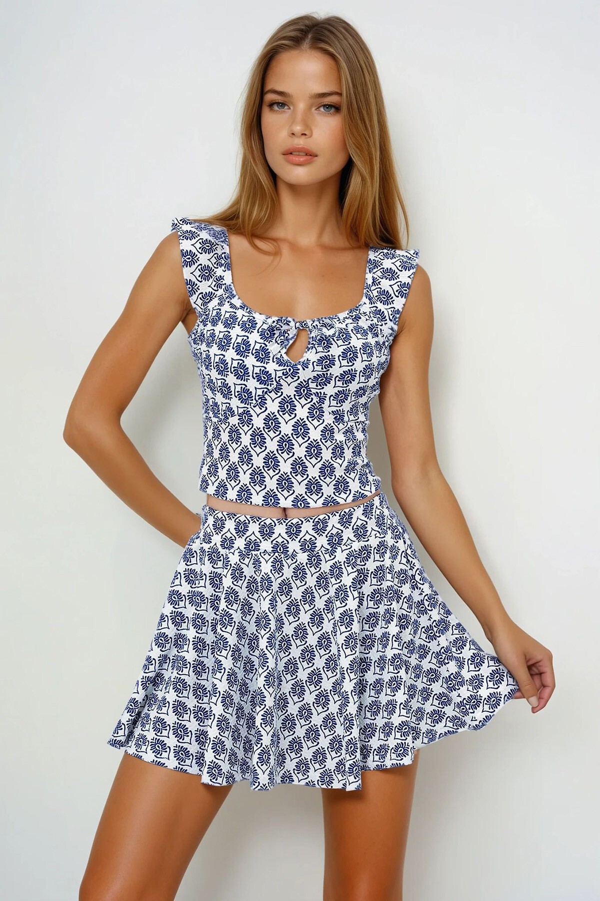 Mavi Beyaz Kalp Yaka Balenli Crop Bluz Astarlı Mini Etek Takım