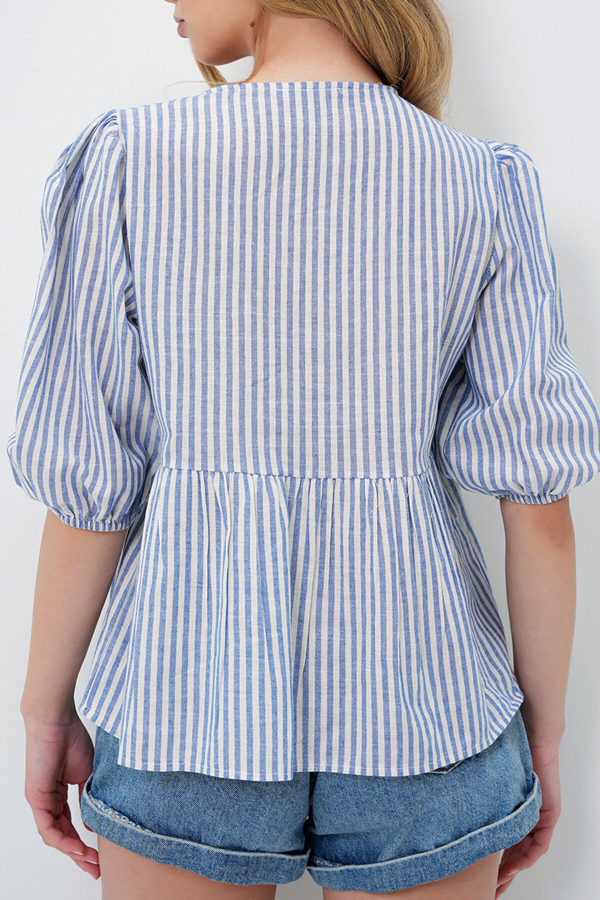 Mavi Çizgili Keten Karışımlı Bağlama Detaylı Bluz