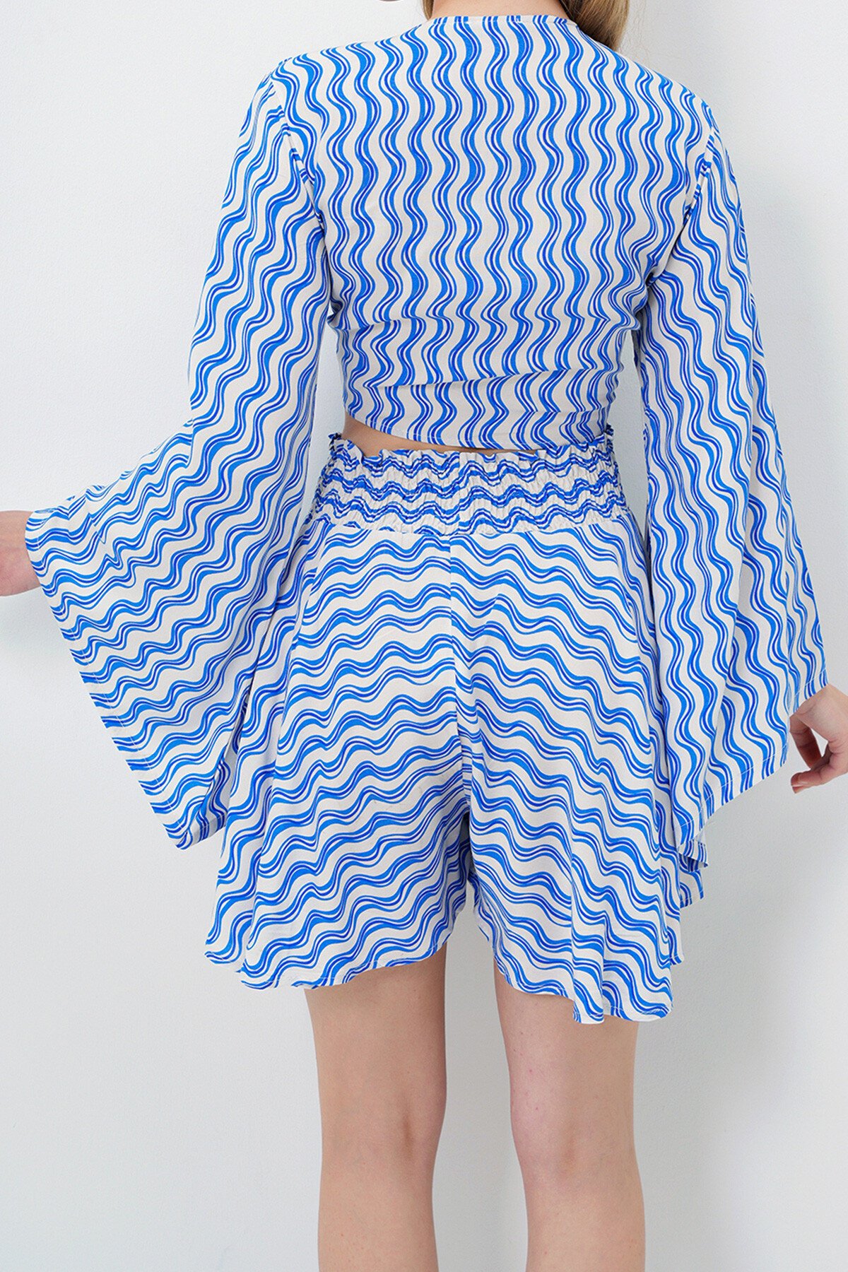 Mavi Desenli Volan Kol Bağlamalı Dokuma Crop Bluz Ve Şort Etek Takım