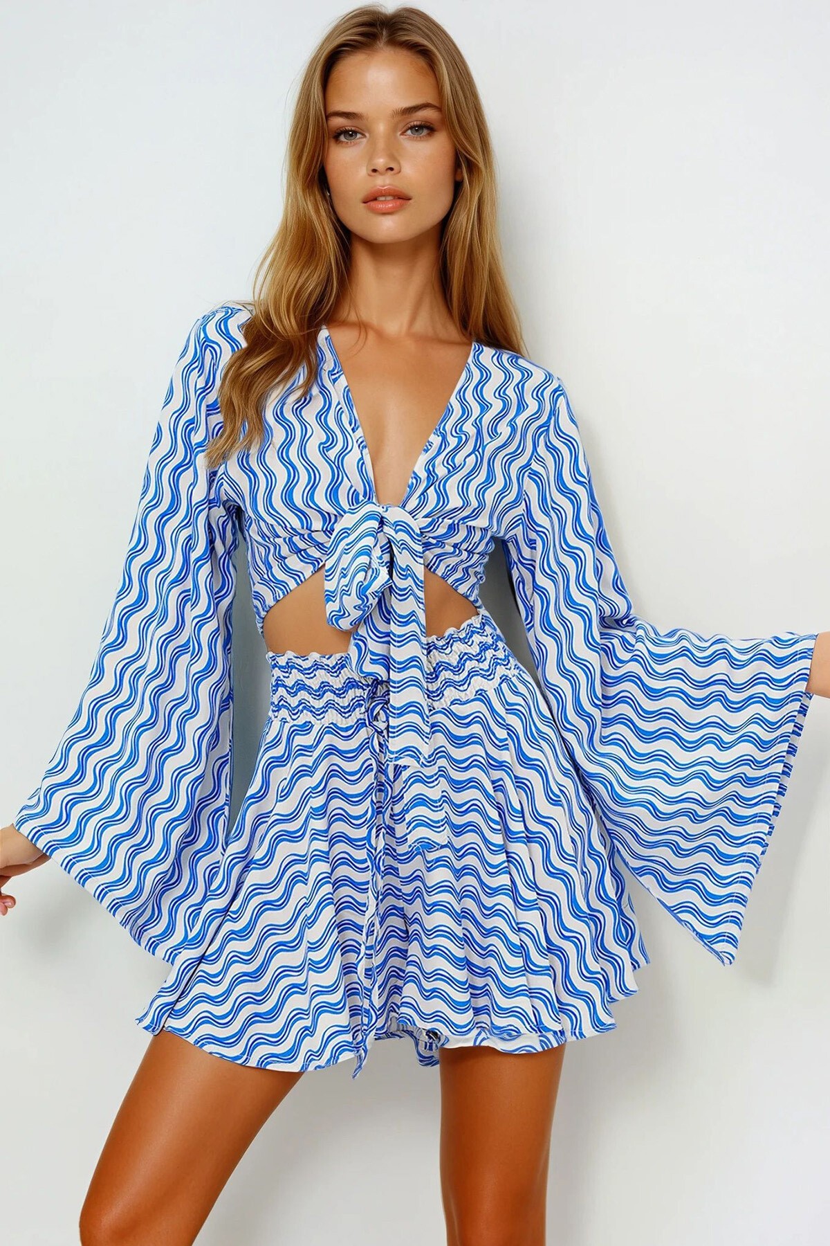 Mavi Desenli Volan Kol Bağlamalı Dokuma Crop Bluz Ve Şort Etek Takım