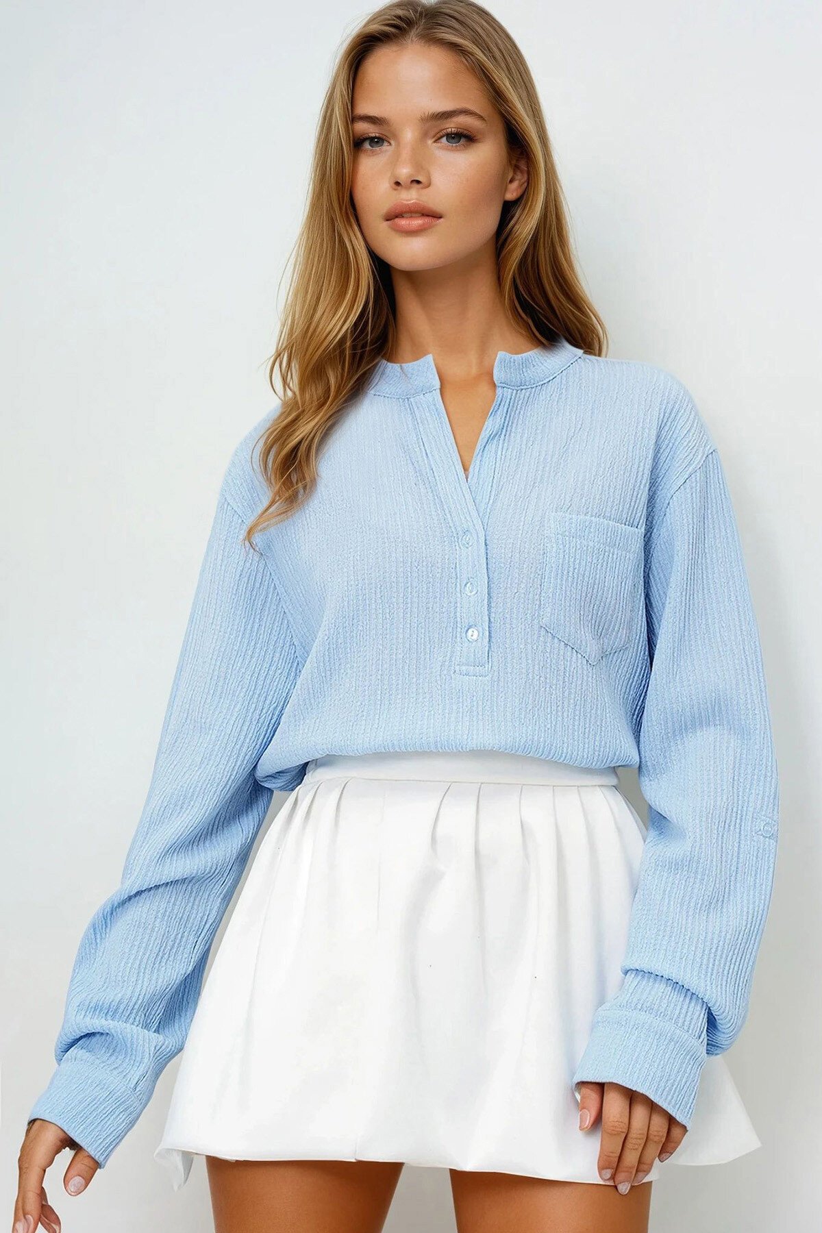 Mavi Geniş Kesim Önü Düğmeli Tek Cepli Crop Bluz