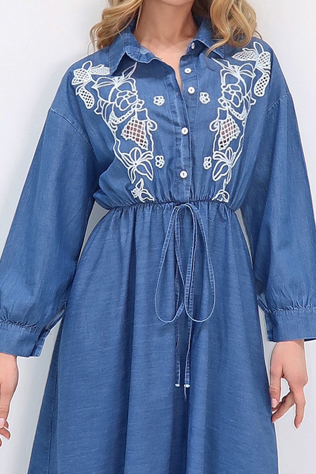 Mavi Gömlek Yaka Önü Düğmeli Nakış Detaylı Jean Elbise