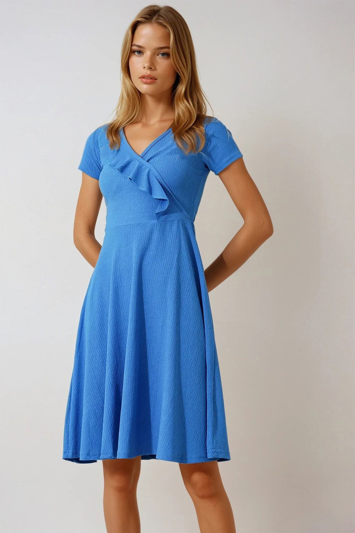 Mavi V Yaka Yakası Fırfırlı Midiboy Örme Elbise