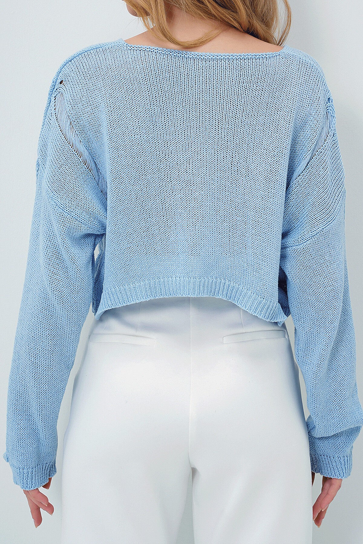 Mavi Yırtmaç Yaka Ajurlu Mevsimlik  Triko Crop Kazak