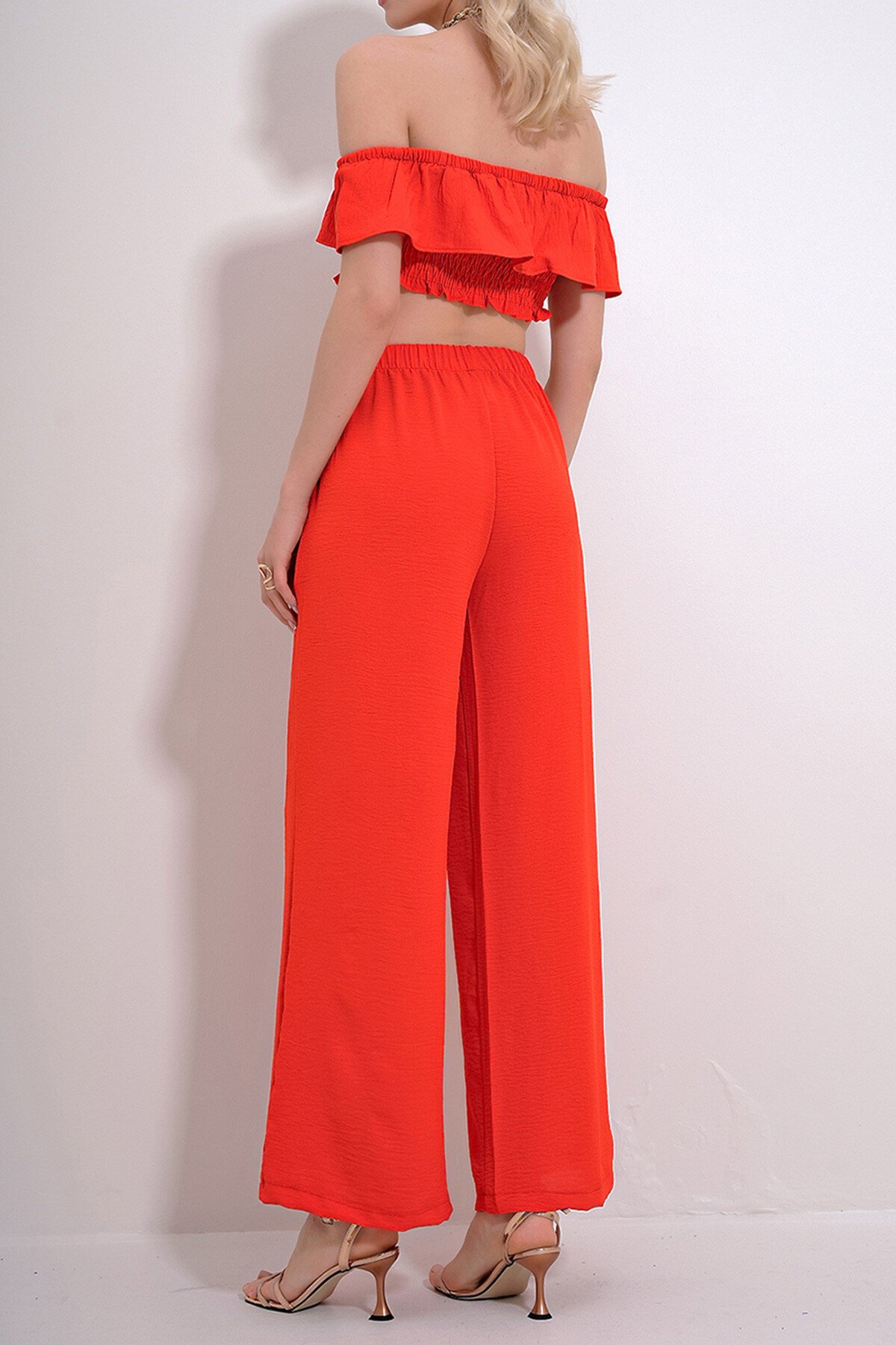 Mercan Madonna Yaka Gipeli Crop Bluz Ve Palazzo Pantolon Dokuma Alt Üst Takım