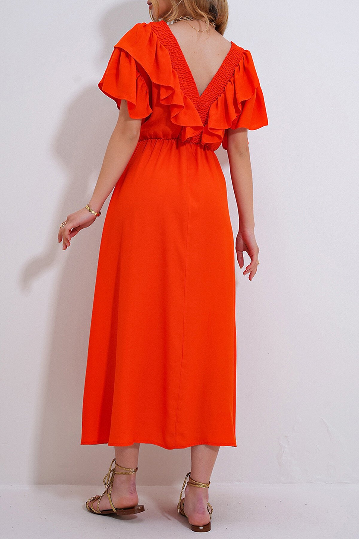 Mercan Yakası Gipeli Ve Volanlı Beli Midiboy Dokuma Elbise