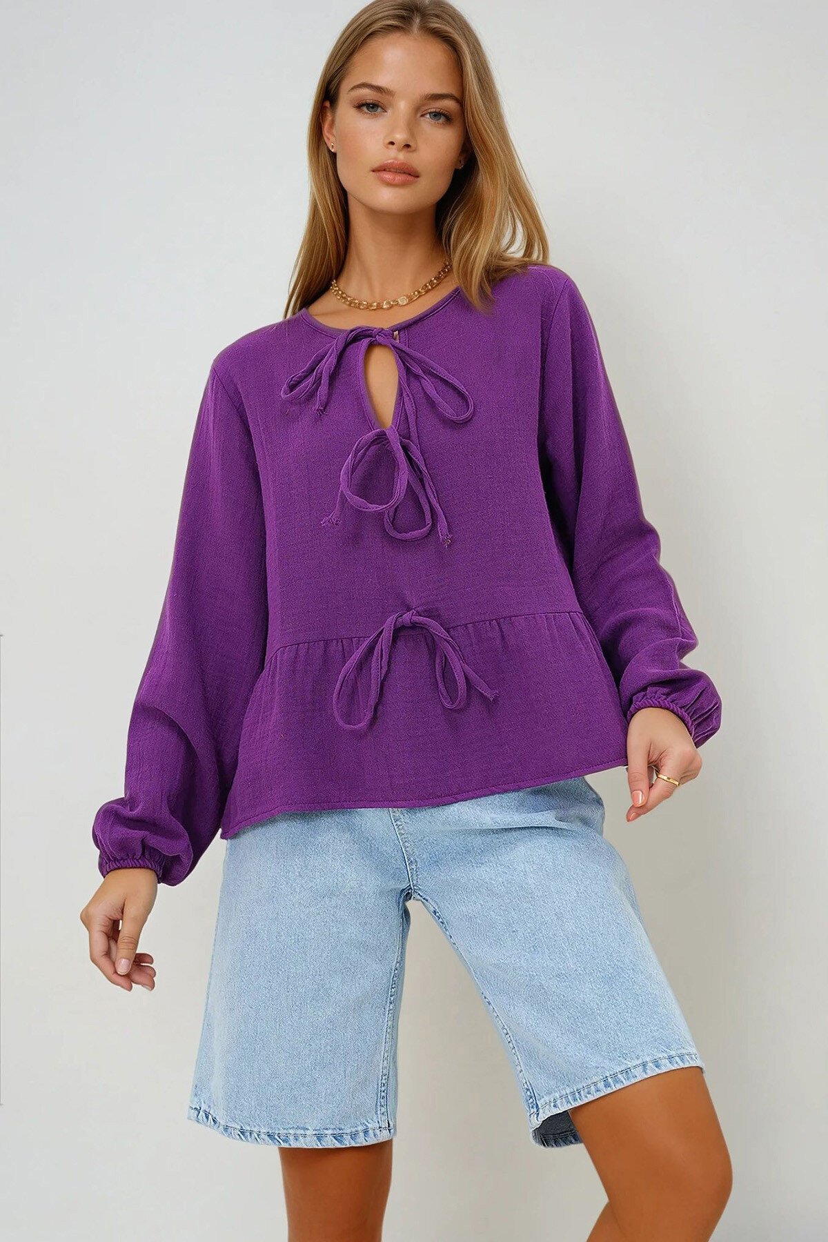 Mor Geniş Yaka Önden Bağlamalı Eteği Volanlı Dokuma Bluz