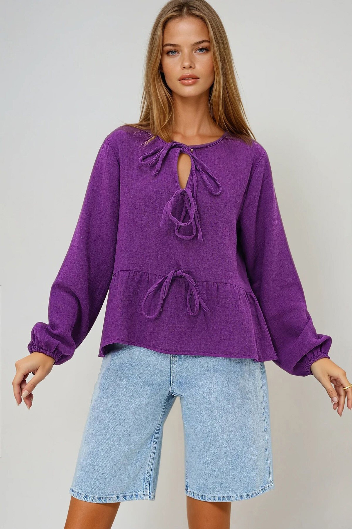 Mor Geniş Yaka Önden Bağlamalı Eteği Volanlı Dokuma Bluz