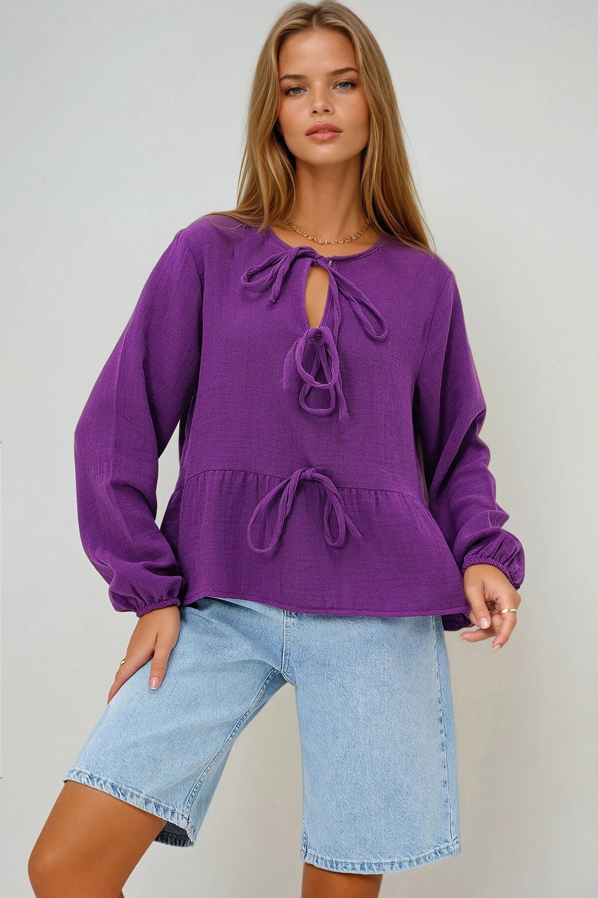 Mor Geniş Yaka Önden Bağlamalı Eteği Volanlı Dokuma Bluz