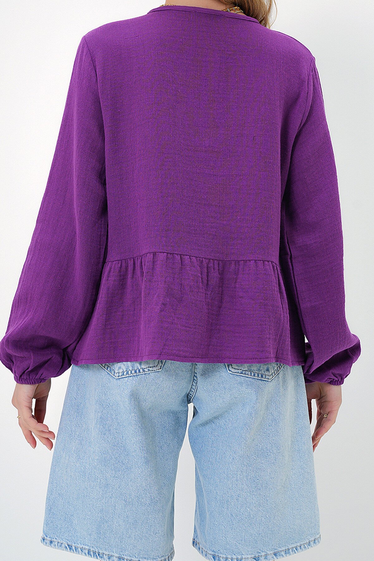 Mor Geniş Yaka Önden Bağlamalı Eteği Volanlı Dokuma Bluz