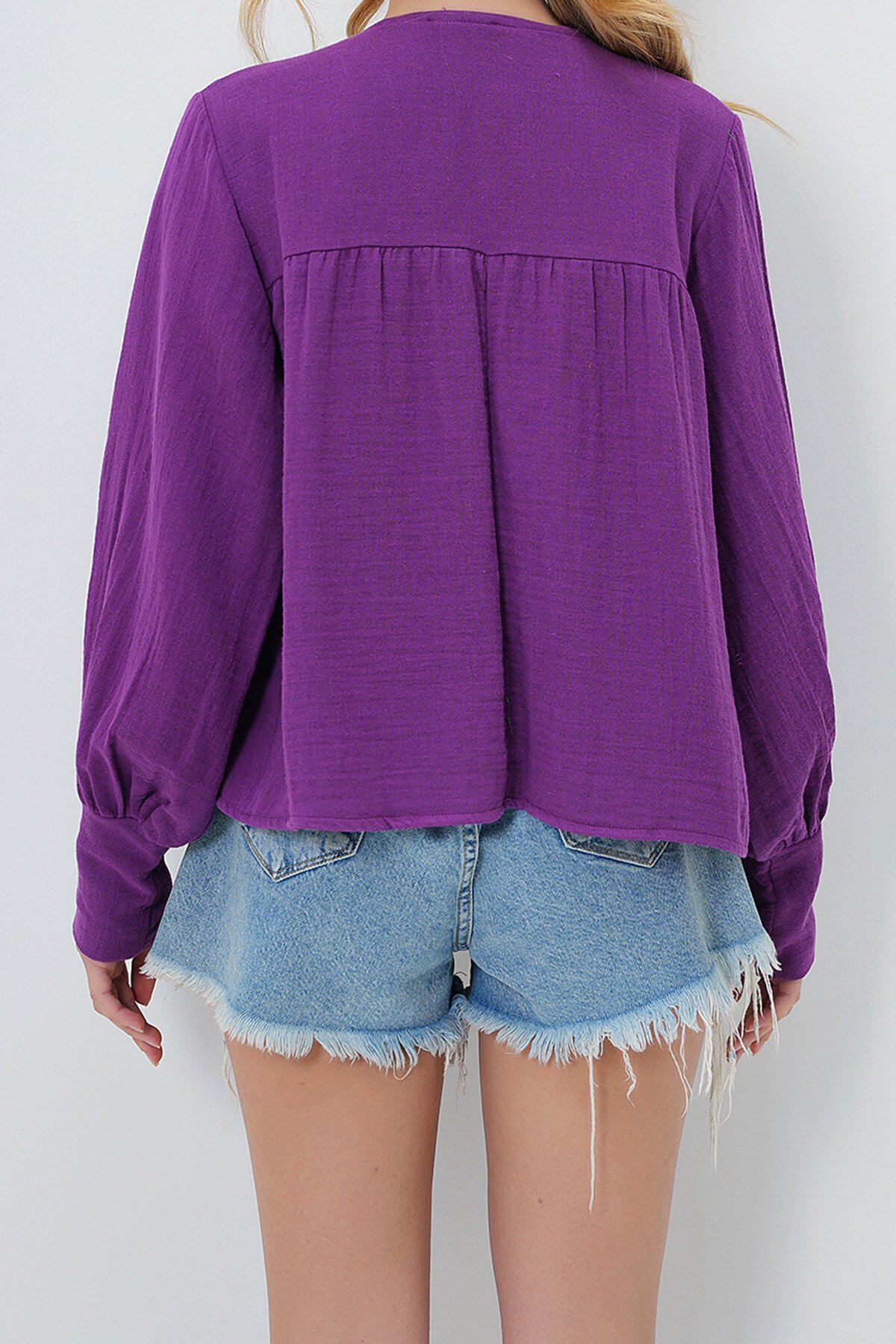 Mor V Yaka Göğüsten Bağlamalı Büzgülü Yazlık Dokuma Bluz