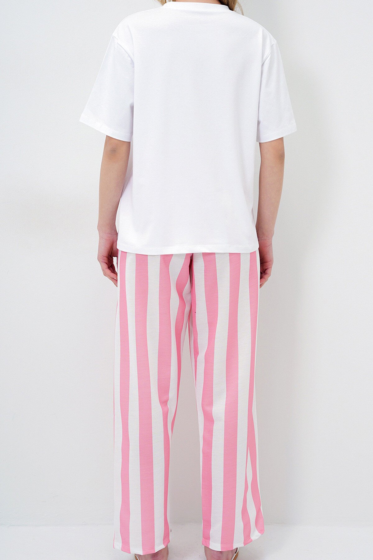 Pembe Beyaz Yazı Baskılı Basic T Shirt Ve Çizgili Pantolonlu Örme Pijama Takımı
