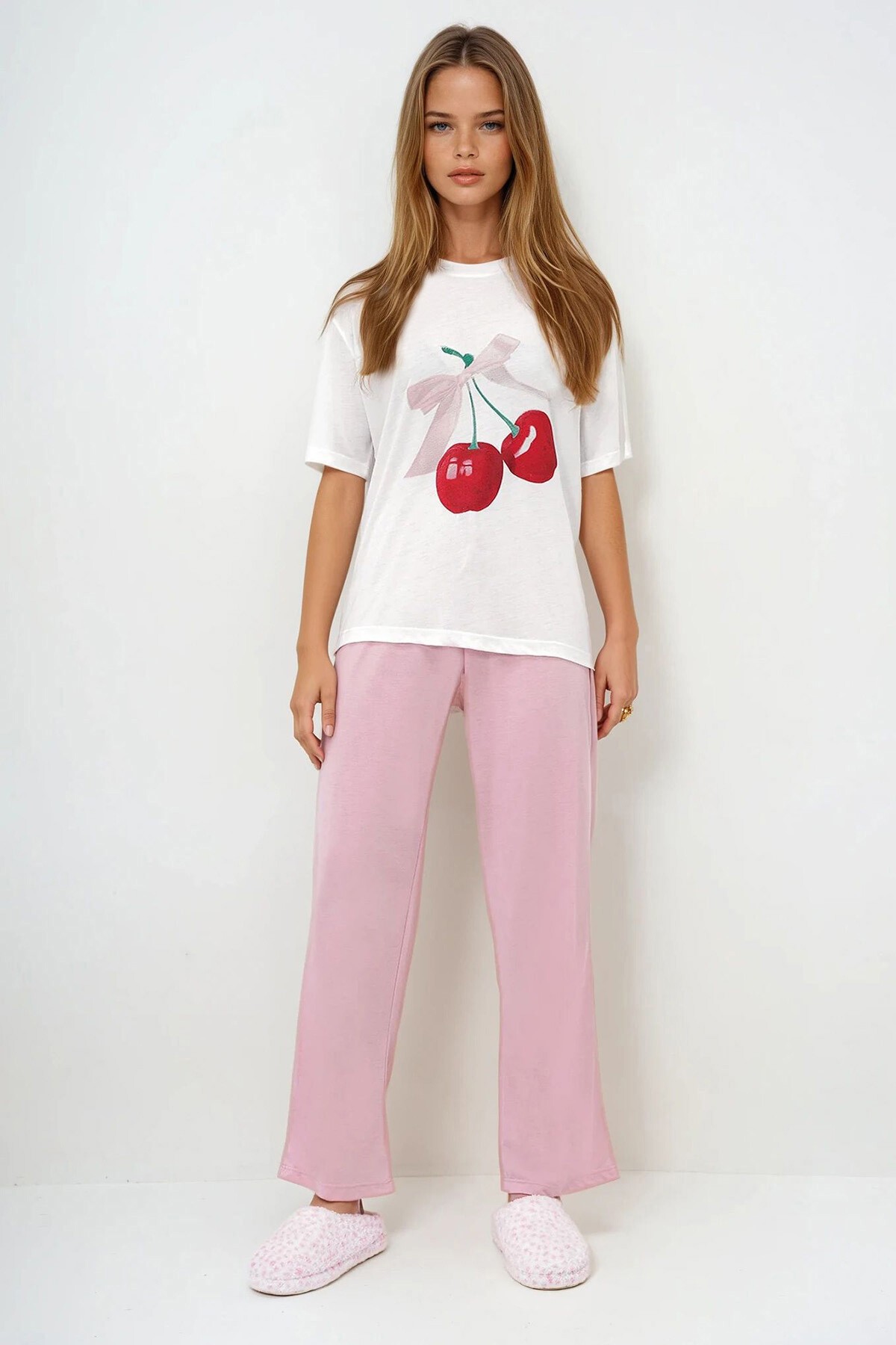 Pembe Bisiklet Yaka Baskılı T Shirt Ve Düz Renk Pantolonlu Pijama Takımı