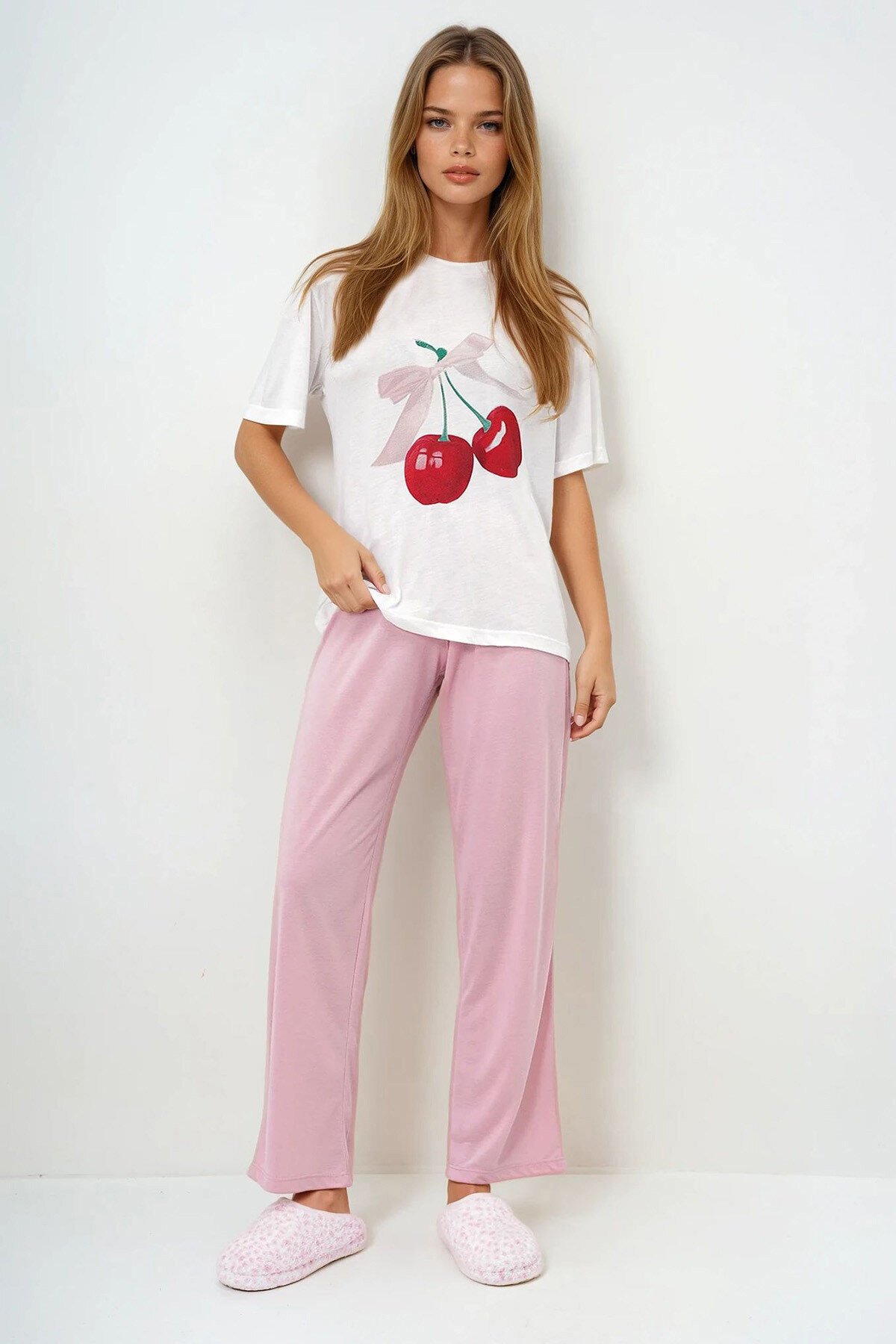 Pembe Bisiklet Yaka Baskılı T Shirt Ve Düz Renk Pantolonlu Pijama Takımı