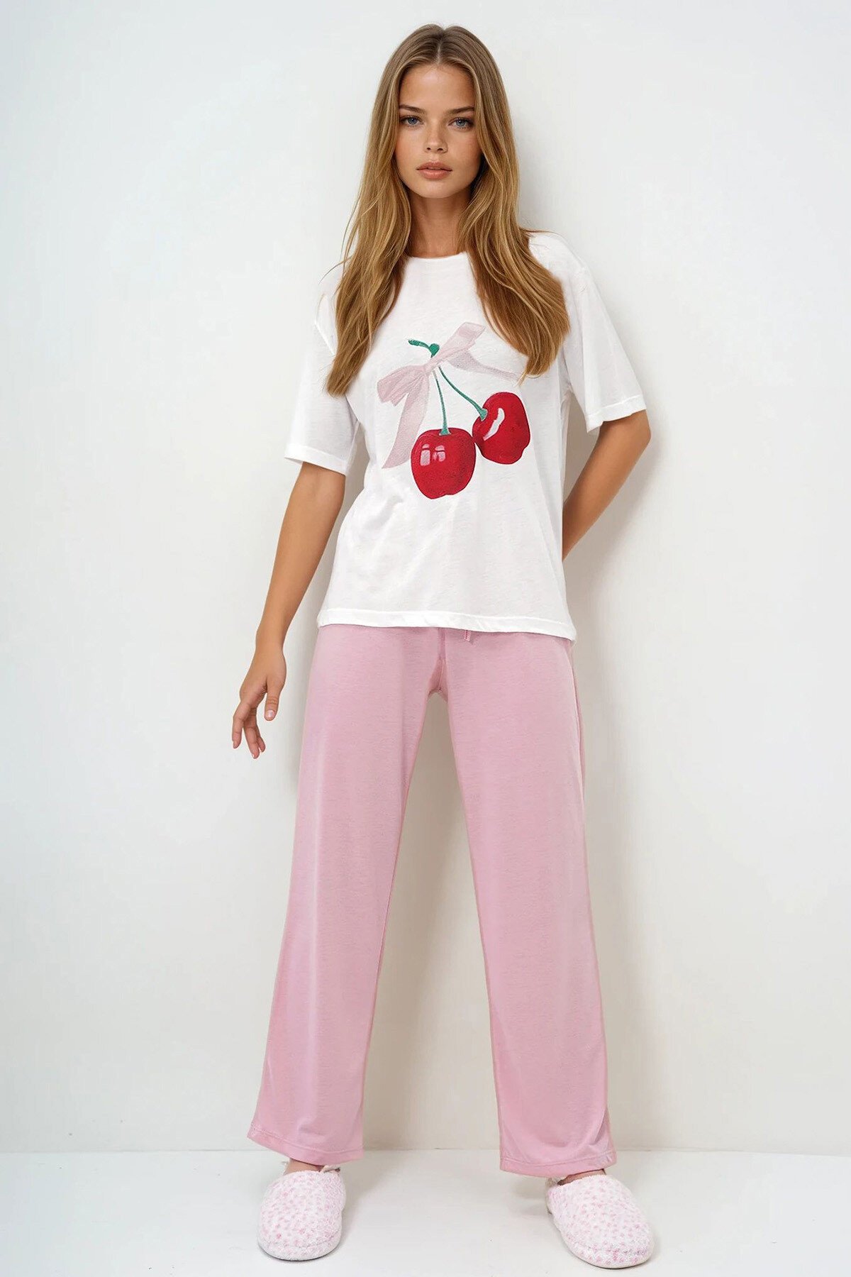 Pembe Bisiklet Yaka Baskılı T Shirt Ve Düz Renk Pantolonlu Pijama Takımı