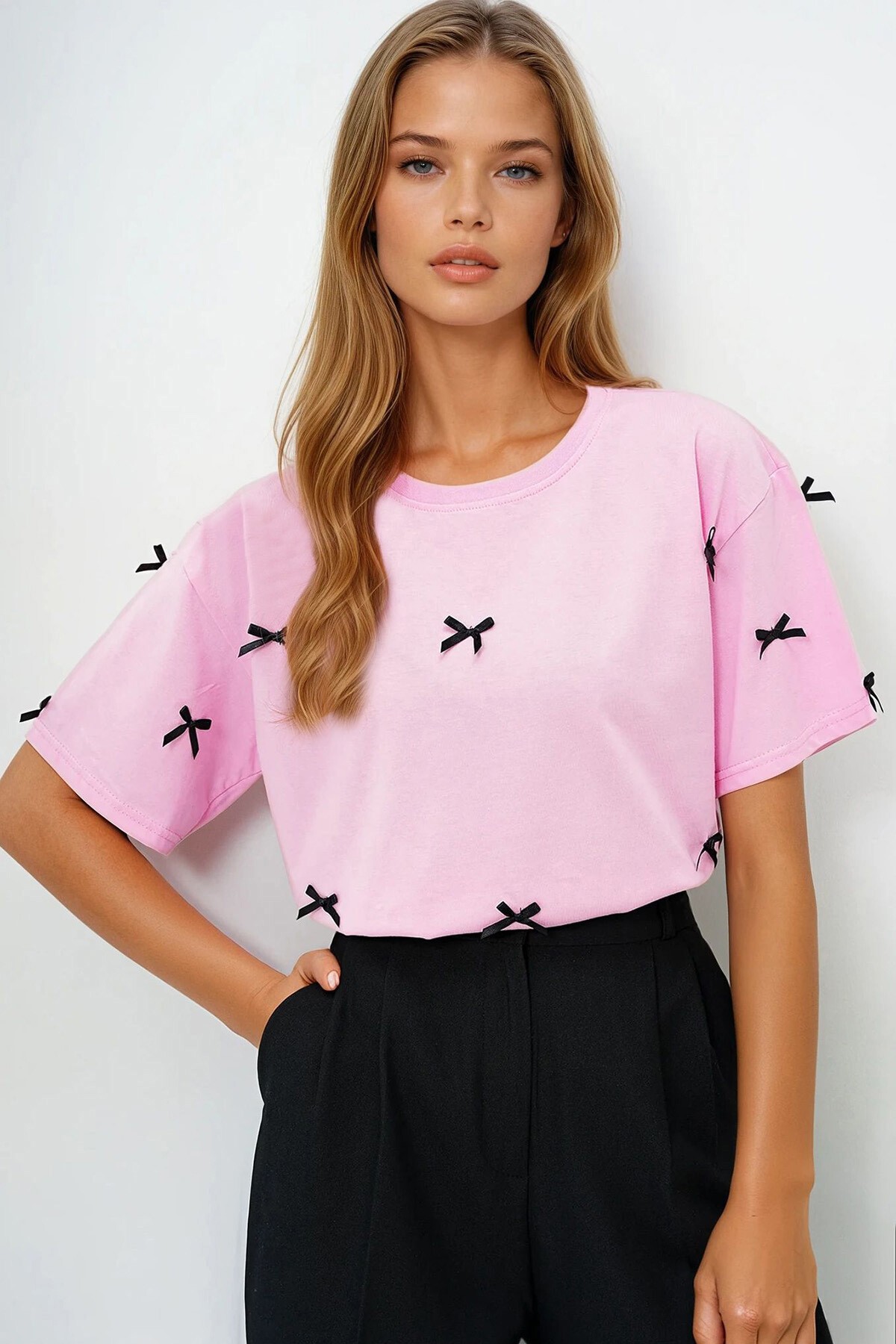 Pembe Bisiklet Yaka Fiyonk İşlemeli Basic T Shırt