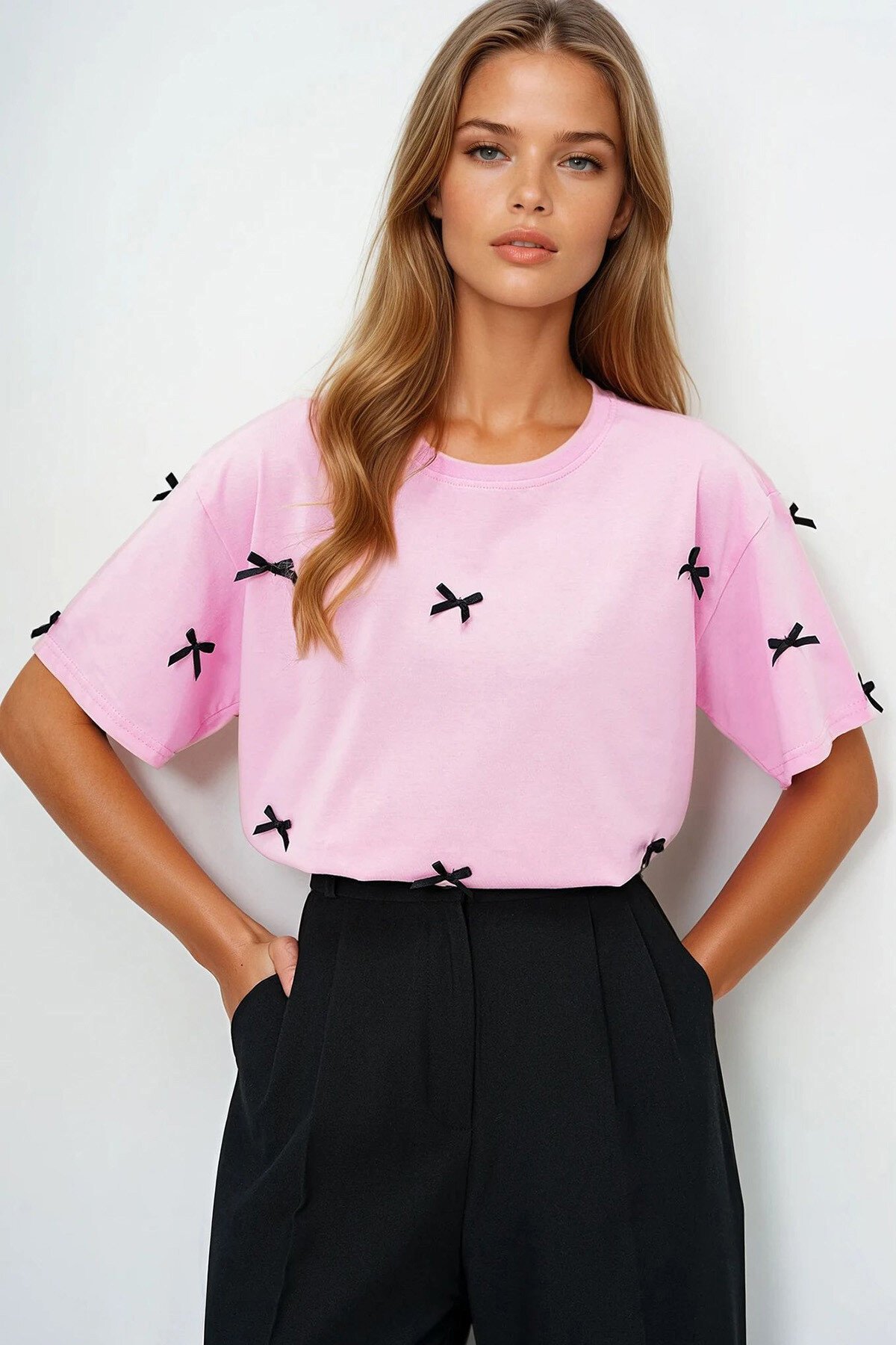 Pembe Bisiklet Yaka Fiyonk İşlemeli Basic T Shırt