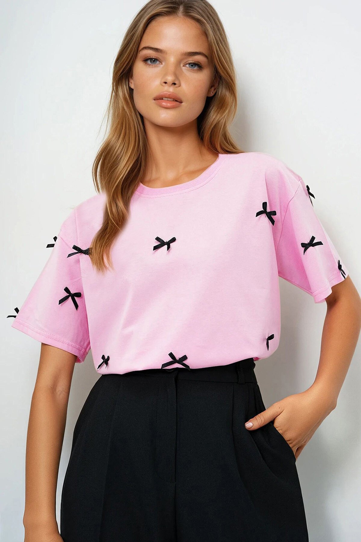 Pembe Bisiklet Yaka Fiyonk İşlemeli Basic T Shırt