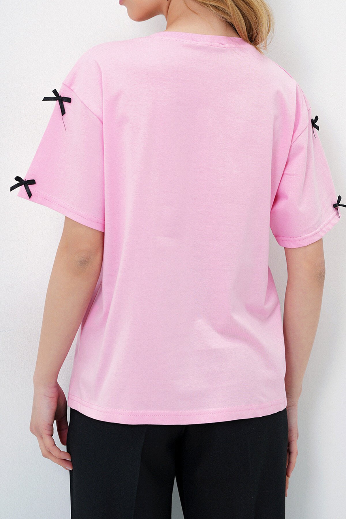 Pembe Bisiklet Yaka Fiyonk İşlemeli Basic T Shırt