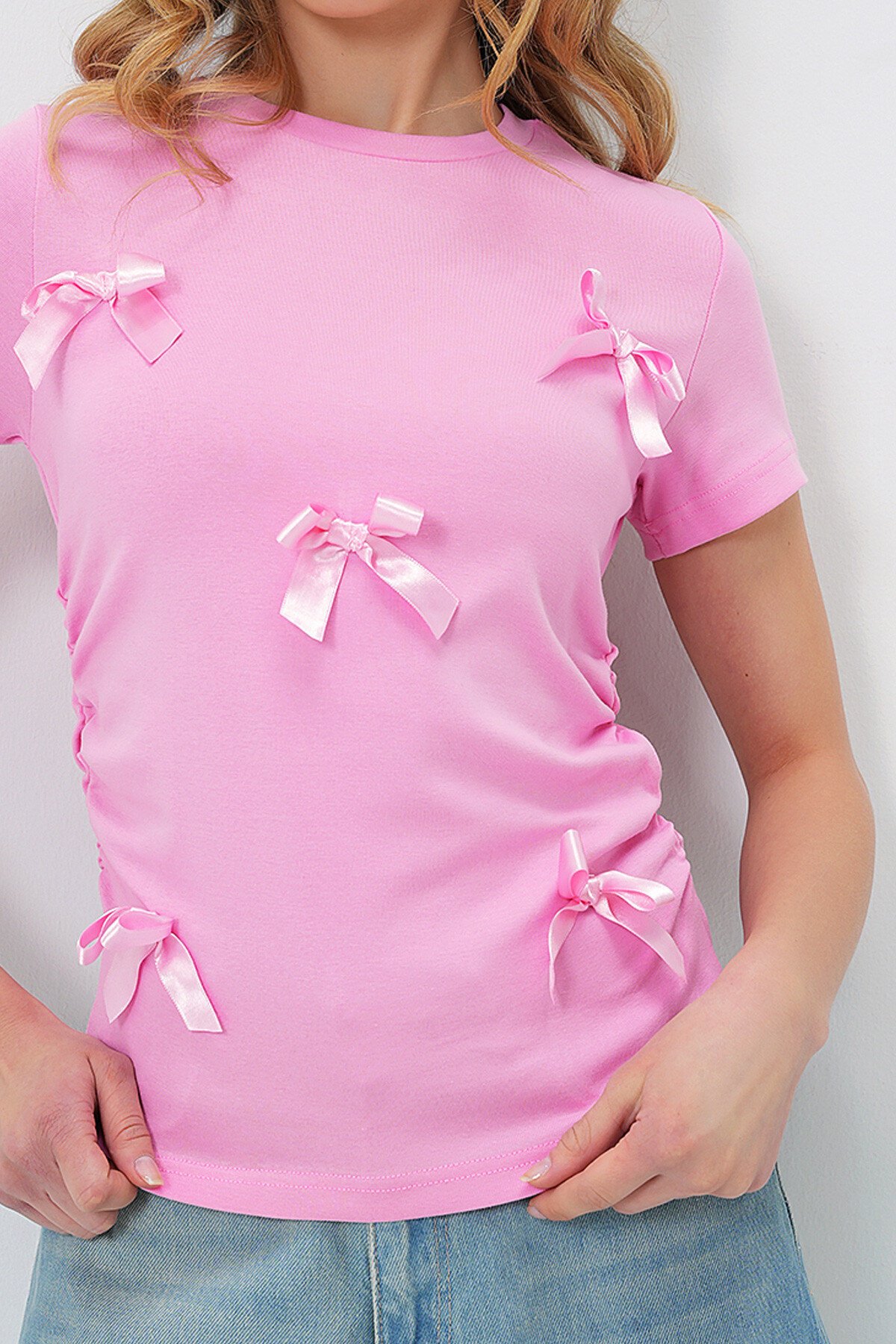 Pembe Bisiklet Yaka Fiyonk İşlemeli Drapeli Bluz