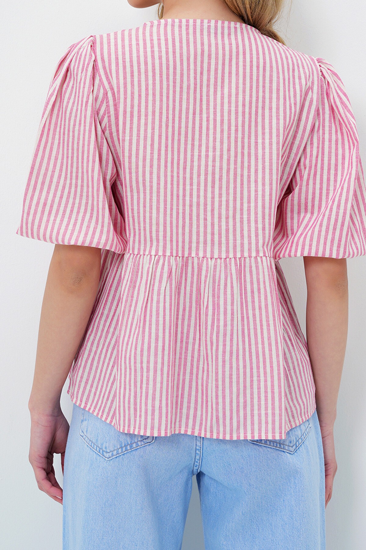 Pembe Çizgili Keten Karışımlı Bağlama Detaylı Bluz