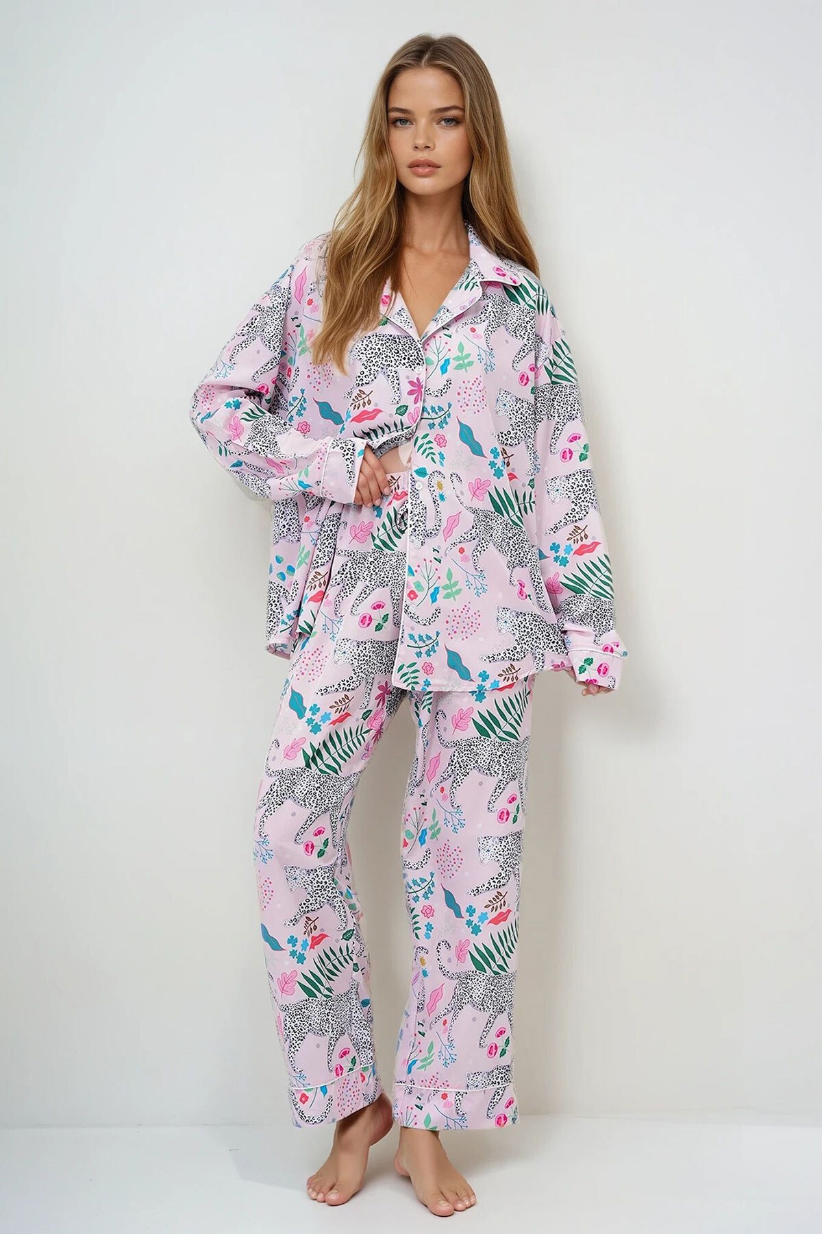 Pudra Biye Detaylı Dijital Baskılı Saten Uzun Gömlek Ve Pantolonlu Pijama Takımı