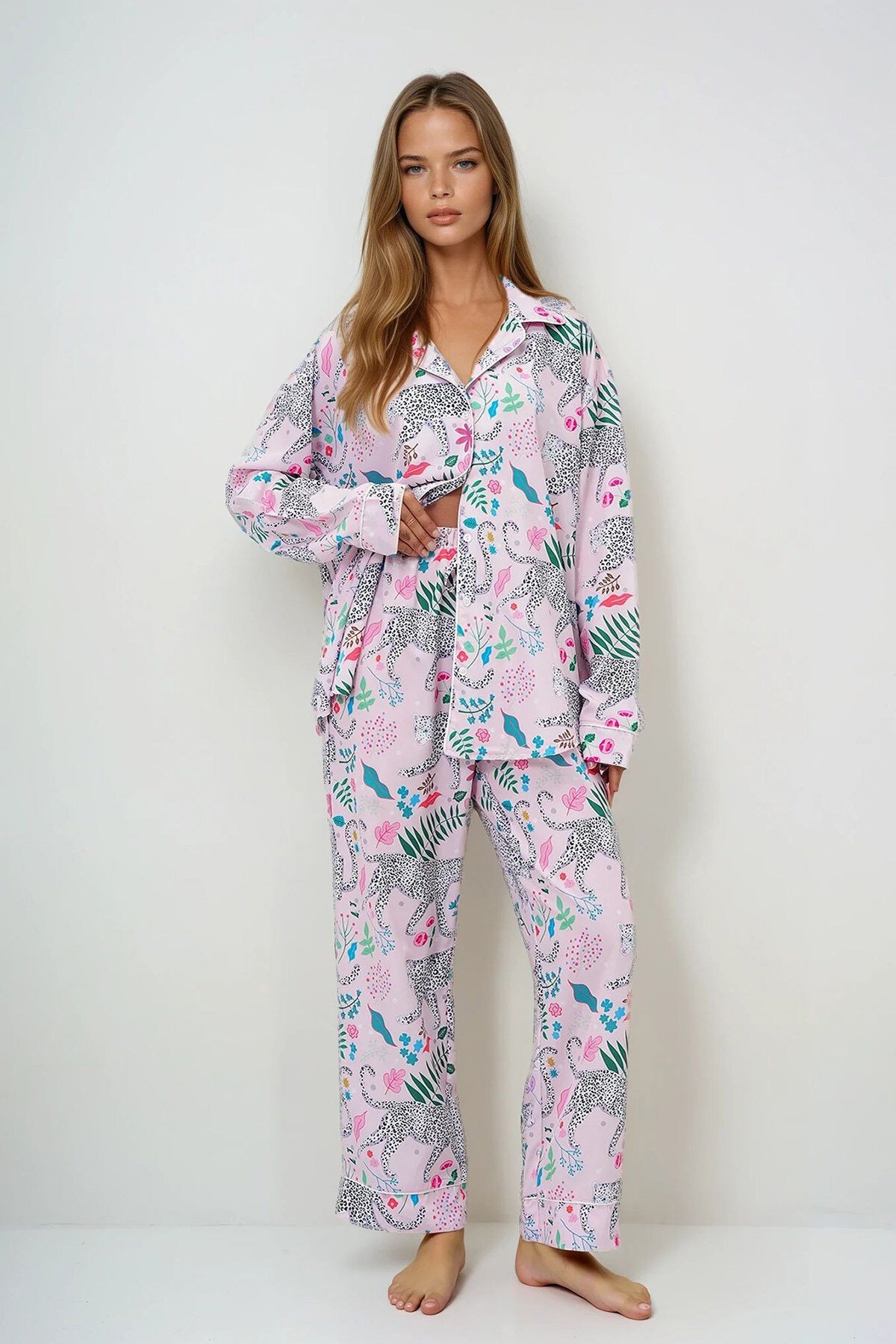 Pudra Biye Detaylı Dijital Baskılı Saten Uzun Gömlek Ve Pantolonlu Pijama Takımı