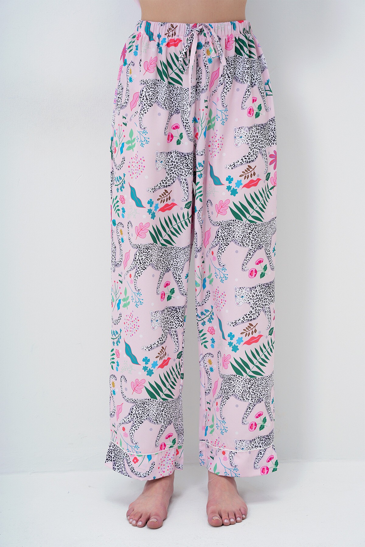 Pudra Biye Detaylı Dijital Baskılı Saten Uzun Gömlek Ve Pantolonlu Pijama Takımı