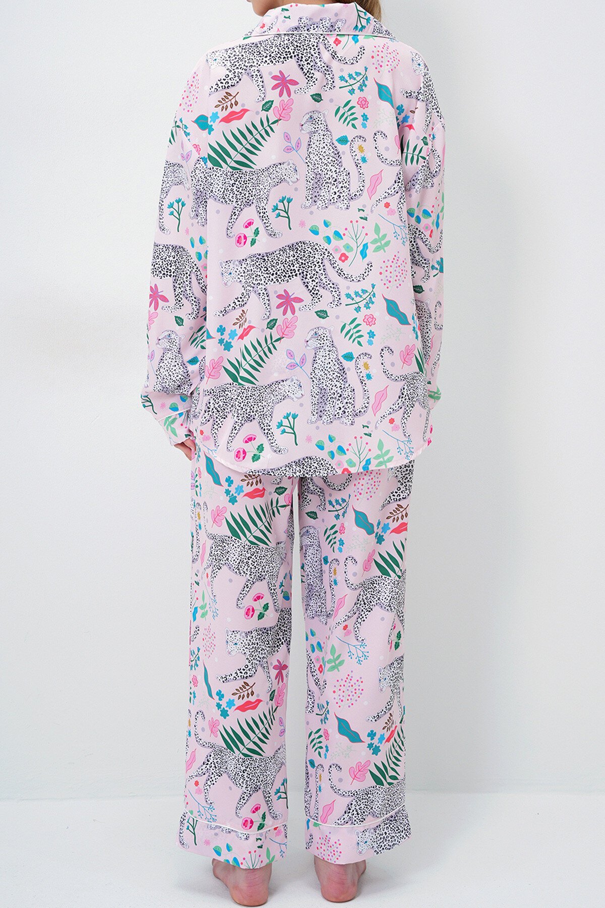 Pudra Biye Detaylı Dijital Baskılı Saten Uzun Gömlek Ve Pantolonlu Pijama Takımı