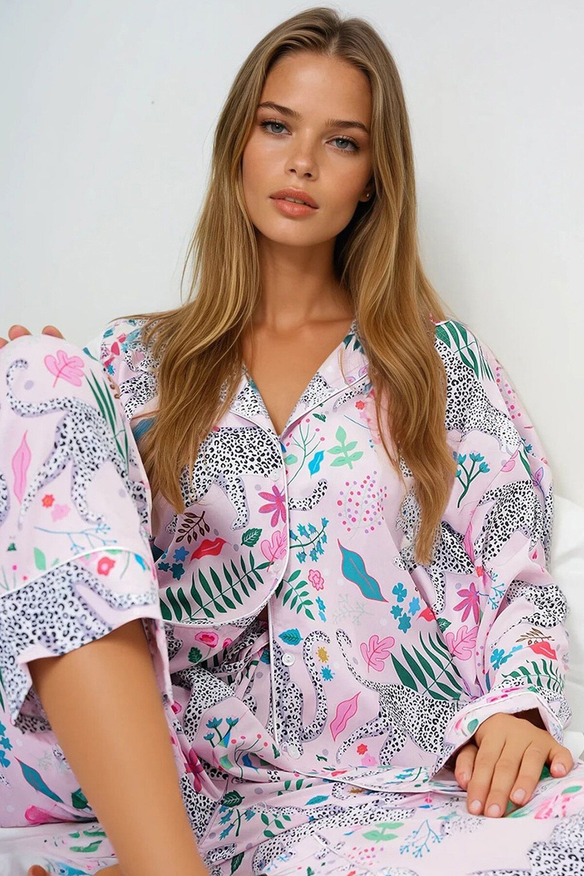 Pudra Biye Detaylı Dijital Baskılı Saten Uzun Gömlek Ve Pantolonlu Pijama Takımı