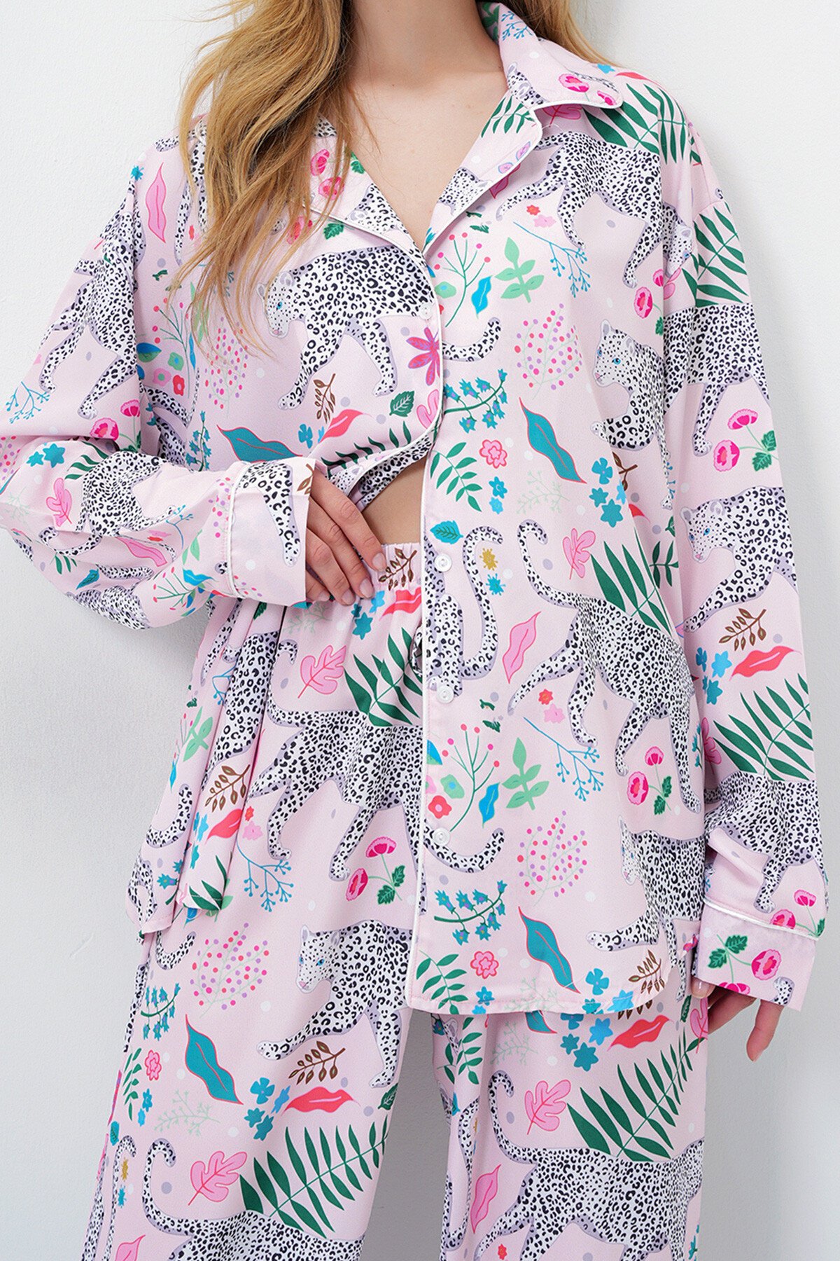 Pudra Biye Detaylı Dijital Baskılı Saten Uzun Gömlek Ve Pantolonlu Pijama Takımı