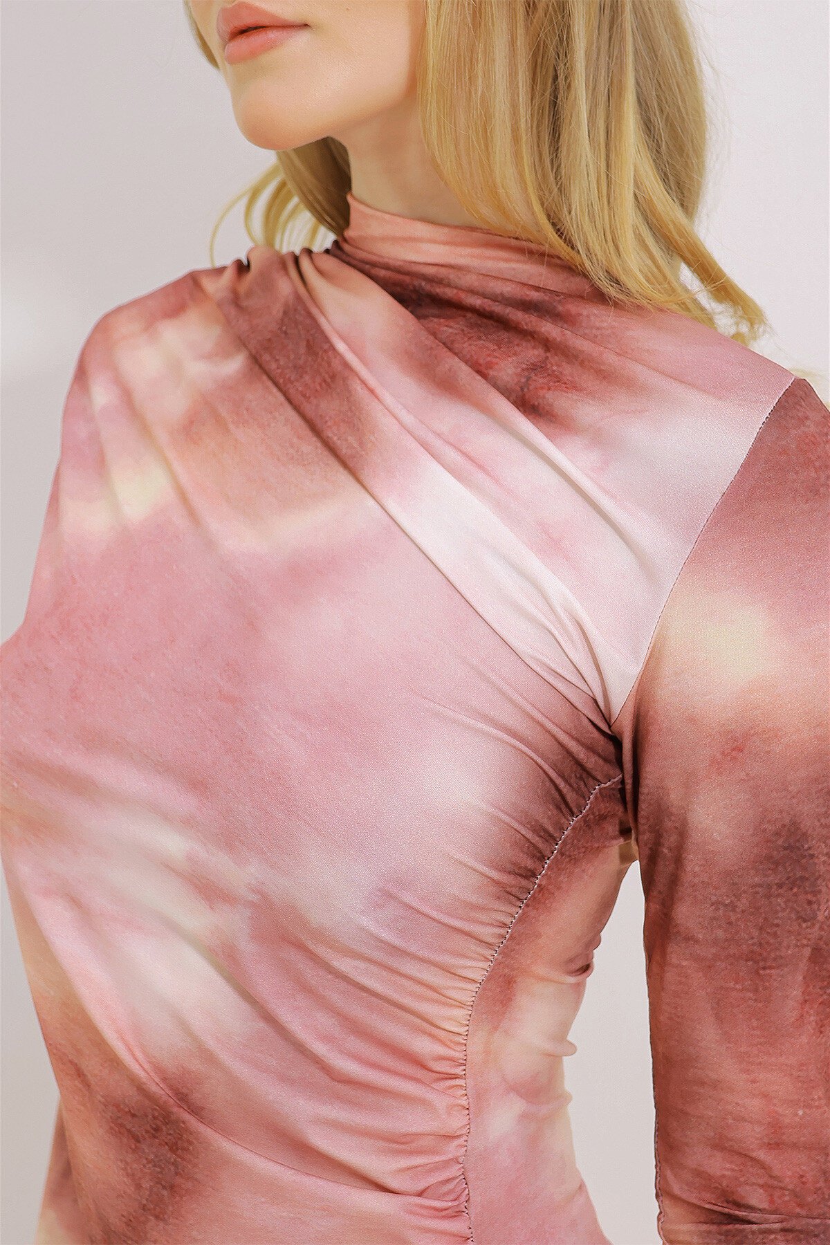 Pudra Dik Yaka Omzu Büzgülü Drapeli Desenli Bluz