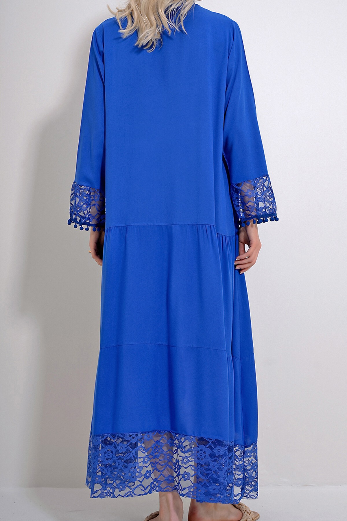 Saks Hakim Yaka Robası Düğmeli Dantel Detaylı Maxiboy Elbise