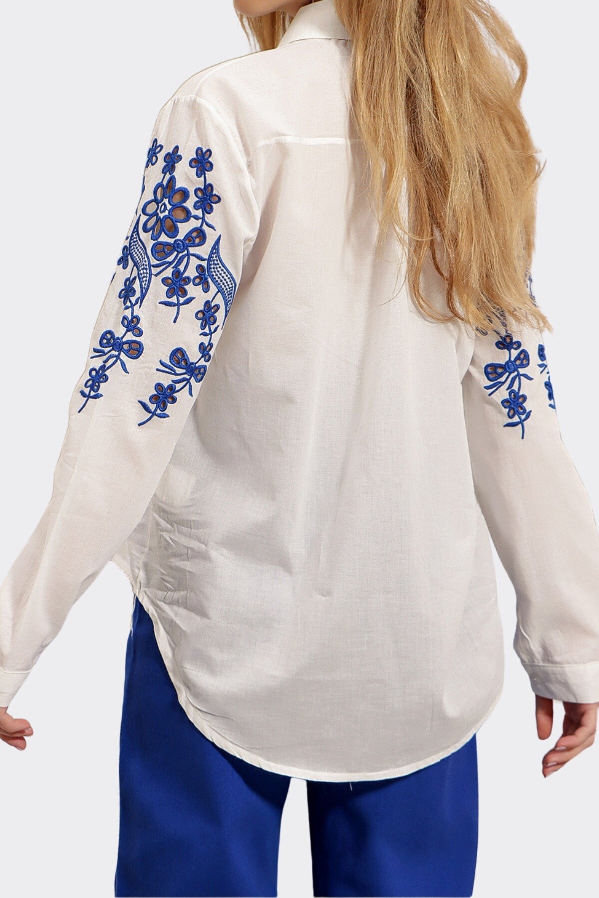 Saks Klasik Yaka Önü Ve Kolları Nakış İşlemeli Poplin Gömlek