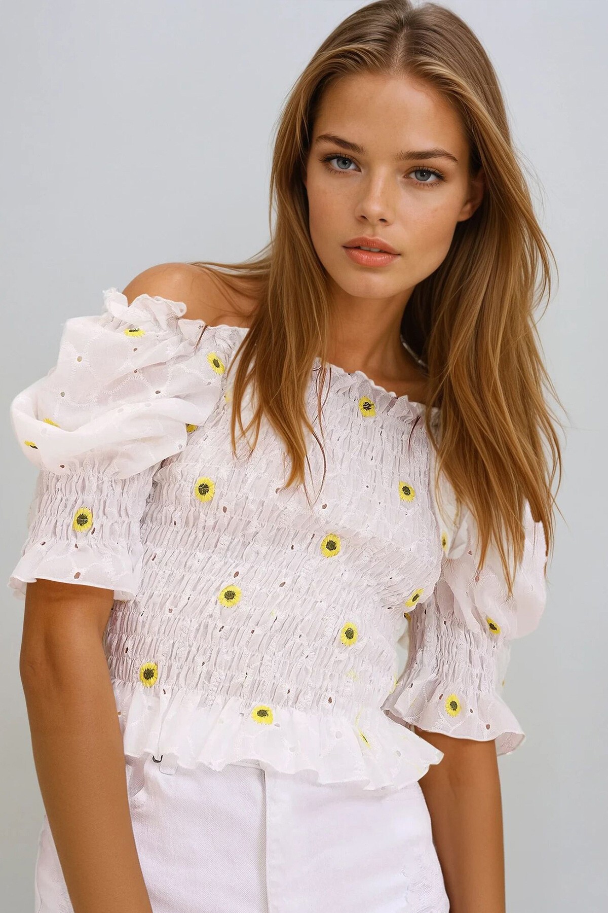 Sarı Gipe Detaylı Nakış İşlemeli Crop Blız