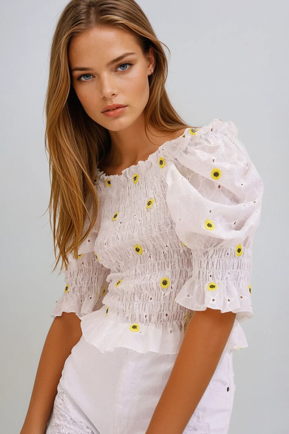 Sarı Gipe Detaylı Nakış İşlemeli Crop Blız