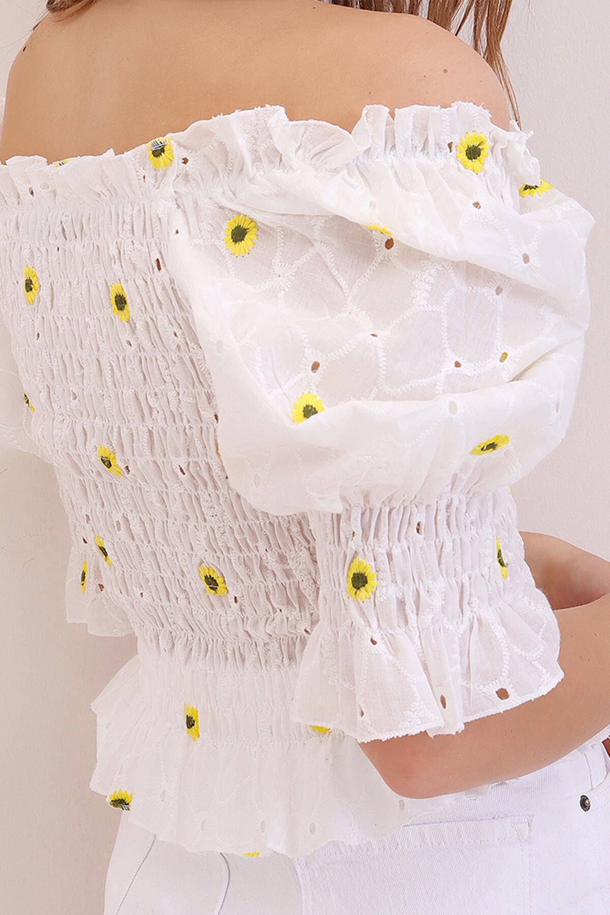 Sarı Gipe Detaylı Nakış İşlemeli Crop Blız