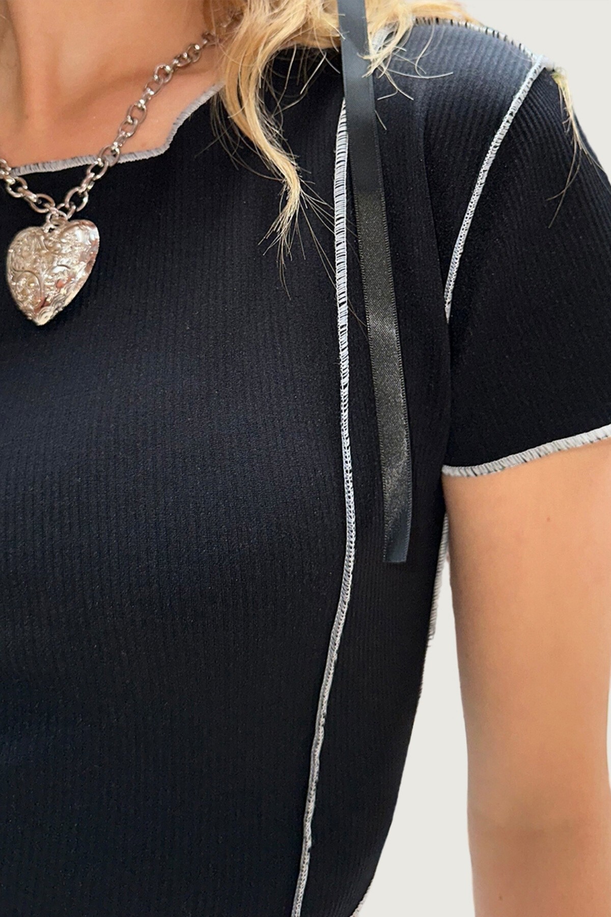 Siyah Asimetrik Kesim Ters Dikişli Crop Bluz